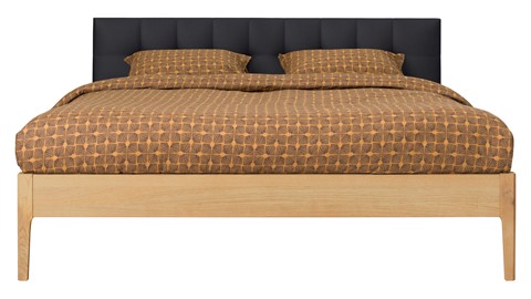 Bed Sky eiken met hoofdbord gecapitonneerd en poot hout, honing lederlook zwart