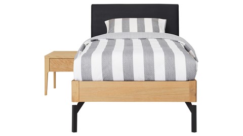 Bed Sky eiken met hoofdbord stof en poot metaal, honing lederlook zwart