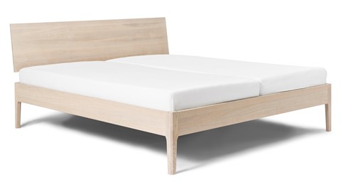Bed Sky eiken met hoofdbord hout en poot hout, eiken