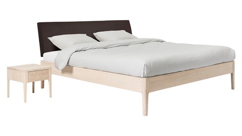 Bed Sky eiken met hoofdbord stof en poot hout, eiken lederlook grijs