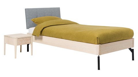 Bed Sky eiken met hoofdbord gecapitonneerd en poot metaal, eiken stof basalt