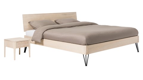 Bed Sky eiken met hoofdbord hout en poot driehoek metaal, eiken