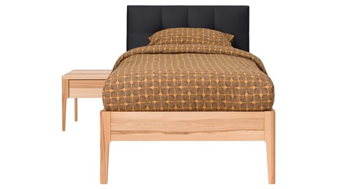 Bed Sky beuken met hoofdbord gecapitonneerd en poot hout, beuk lederlook zwart