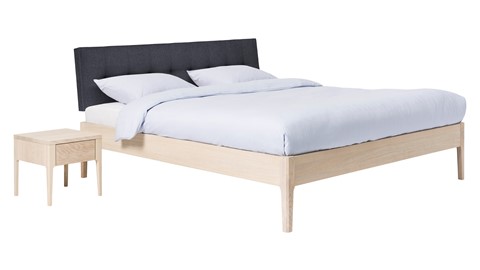 Bed Sky eiken met hoofdbord gecapitonneerd en poot hout, eiken stof grijs