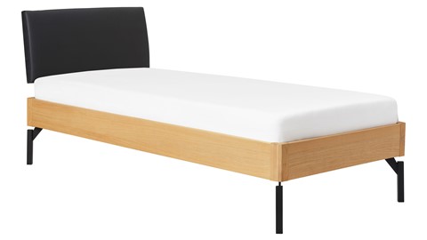 Bed Sky eiken met hoofdbord stof en poot metaal, honing lederlook zwart