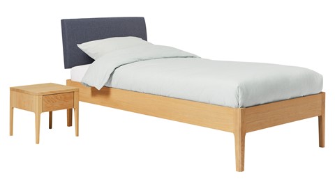 Bed Sky eiken met hoofdbord stof en poot hout, honing stof grijs