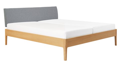 Bed Sky eiken met hoofdbord stof en poot hout, honing stof basalt