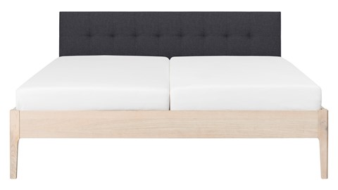 Bed Sky eiken met hoofdbord gecapitonneerd en poot hout, eiken stof grijs