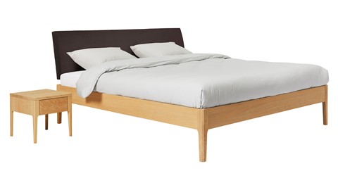 Bed Sky eiken met hoofdbord stof en poot hout, honing lederlook grijs