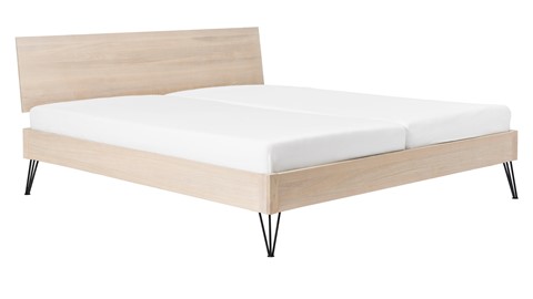 Bed Sky eiken met hoofdbord hout en poot driehoek metaal, eiken