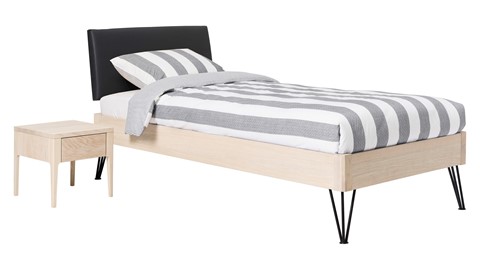 Bed Sky eiken met hoofdbord stof en poot driehoek, eiken lederlook zwart