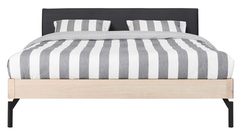 Bed Sky eiken met hoofdbord stof en poot metaal, eiken lederlook zwart