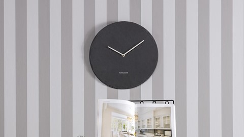 acc_present-time_wandklok_slate_zwart_sfeer