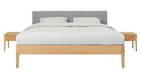 Bed Sky eiken met hoofdbord stof en poot hout, honing stof basalt