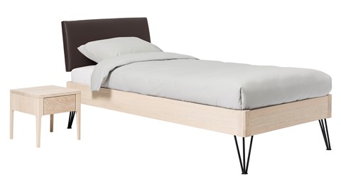 Bed Sky eiken met hoofdbord stof en poot driehoek, eiken lederlook grijs