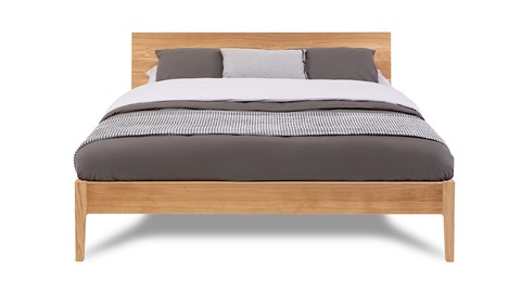 Bed Sky eiken met hoofdbord hout en poot hout, eiken honing