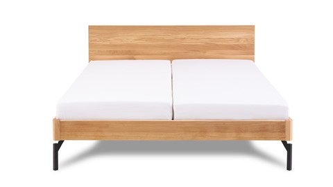 Bed Sky eiken met hoofdbord hout en poot metaal, eiken honing