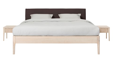 Bed Sky eiken met hoofdbord stof en poot hout, eiken lederlook grijs