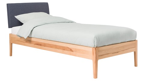 Bed Sky beuken met hoofdbord stof en poot hout, beuken stof grijs