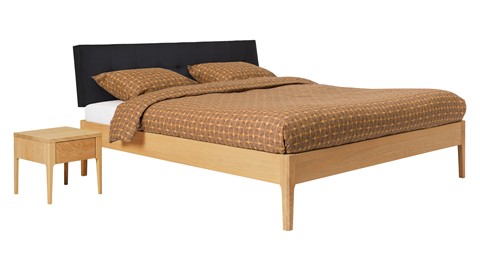 Bed Sky eiken met hoofdbord gecapitonneerd en poot hout, honing lederlook zwart