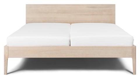 Bed Sky eiken met hoofdbord hout en poot hout, eiken