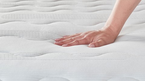 mt_beter-bed-select_silver-pocket-deluxe-foam_detail_hand1