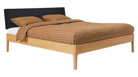 Bed Sky eiken met hoofdbord gecapitonneerd en poot hout, honing lederlook zwart