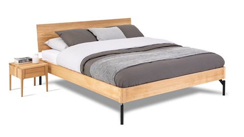 Bed Sky eiken met hoofdbord hout en poot metaal, eiken honing