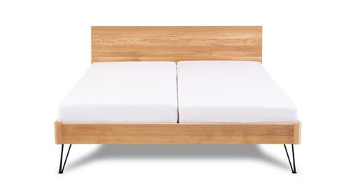 Bed Sky eiken met hoofdbord hout en poot driehoek metaal, eiken honing