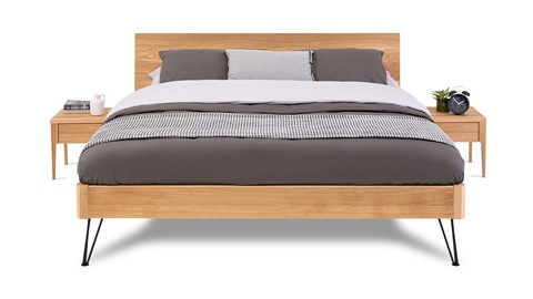 Bed Sky eiken met hoofdbord hout en poot driehoek metaal, eiken honing