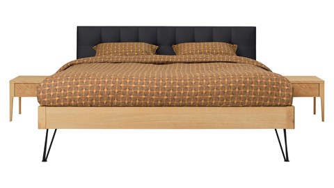 Bed Sky eiken met hoofdbord gecapitonneerd en poot driehoek metaal, honing lederlook zwart