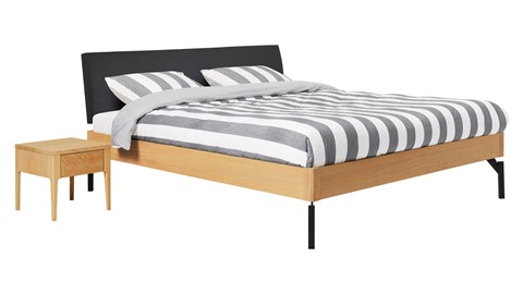 Bed Sky eiken met hoofdbord stof en poot metaal, honing lederlook zwart