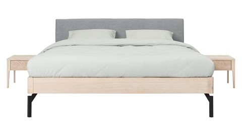 Bed Sky eiken met hoofdbord stof en poot metaal, eiken stof basalt