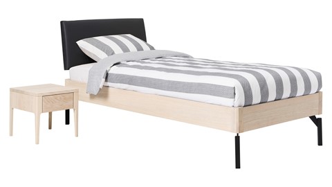 Bed Sky eiken met hoofdbord stof en poot metaal, eiken lederlook zwart