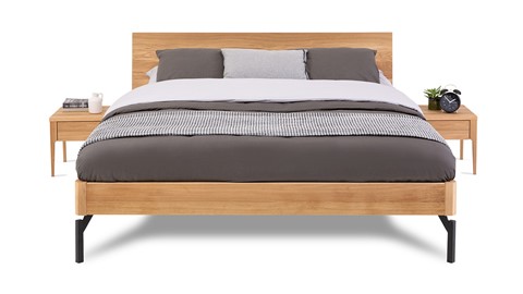 Bed Sky eiken met hoofdbord hout en poot metaal, eiken honing