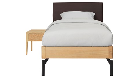 Bed Sky eiken met hoofdbord stof en poot metaal, honing lederlook grijs