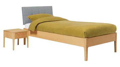 Bed Sky eiken met hoofdbord gecapitonneerd en poot hout, honing stof basalt