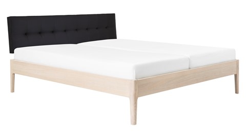 Bed Sky eiken met hoofdbord gecapitonneerd en poot hout, eiken lederlook zwart