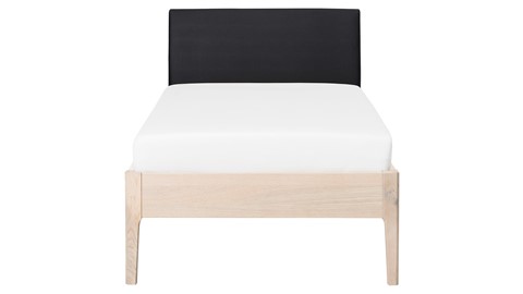 Bed Sky eiken met hoofdbord stof en poot hout, eiken lederlook zwart
