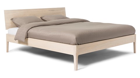 Bed Sky eiken met hoofdbord hout en poot hout, eiken