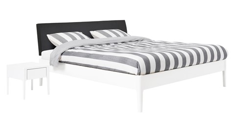 Bed Sky beuken met hoofdbord stof en poot hout, wit lederlook zwart