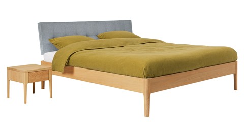 Bed Sky eiken met hoofdbord gecapitonneerd en poot hout, honing stof basalt
