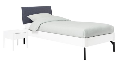 Bed Sky beuken met hoofdbord stof en poot metaal, wit stof grijs