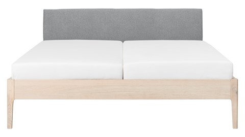 Bed Sky eiken met hoofdbord stof en poot hout, eiken stof basalt