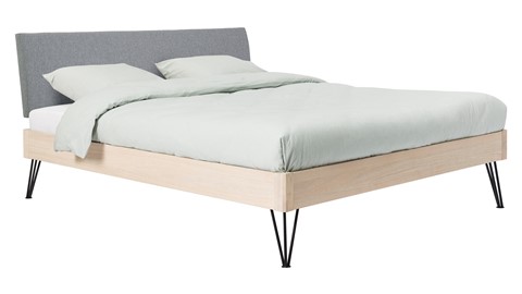 Bed Sky eiken met hoofdbord stof en poot driehoek, eiken stof basalt