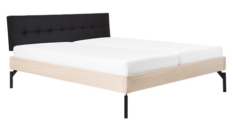 Bed Sky eiken met hoofdbord gecapitonneerd en poot metaal, eiken lederlook zwart