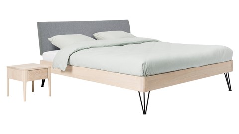 Bed Sky eiken met hoofdbord stof en poot driehoek, eiken stof basalt