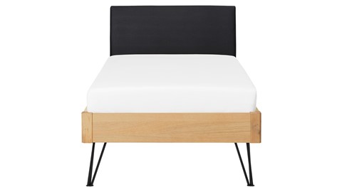 Bed Sky eiken met hoofdbord stof en poot driehoek, honing lederlook zwart