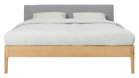 Bed Sky eiken met hoofdbord stof en poot hout, honing stof basalt