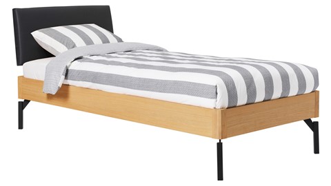 Bed Sky eiken met hoofdbord stof en poot metaal, honing lederlook zwart